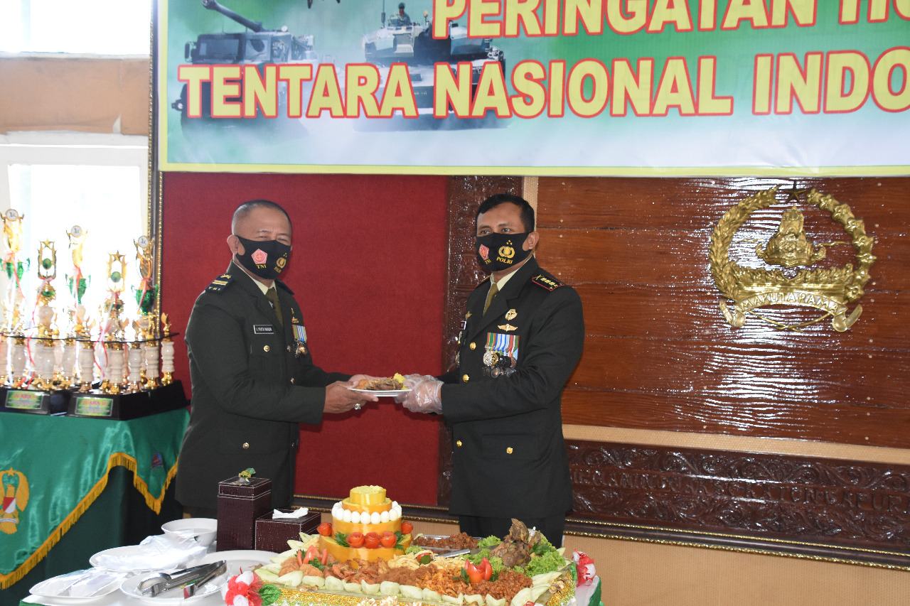 Wujud Rasa Syukur Peringatan HUT TNI Ke 75, Kolonel Inf Ari Yulianto, S.I.P Potong Tumpeng